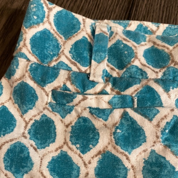 LOFT The Riviera Short. Size 0. Cream and blue/green pattern. - Picture 9 of 9